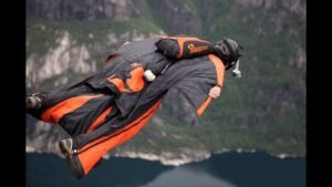 BASE Jumping vs Wingsuit Flying: Menjelajahi Perbedaan dan Sensasi Olahraga Ekstrem