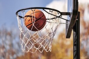 Sepak Bola vs. Bola Basket: Memperebutkan Mahkota Olahraga Terpopuler di Dunia