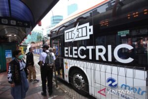 Transportasi Umum di Persimpangan Jalan: Inovasi, Tantangan, dan Masa Depan Mobilitas